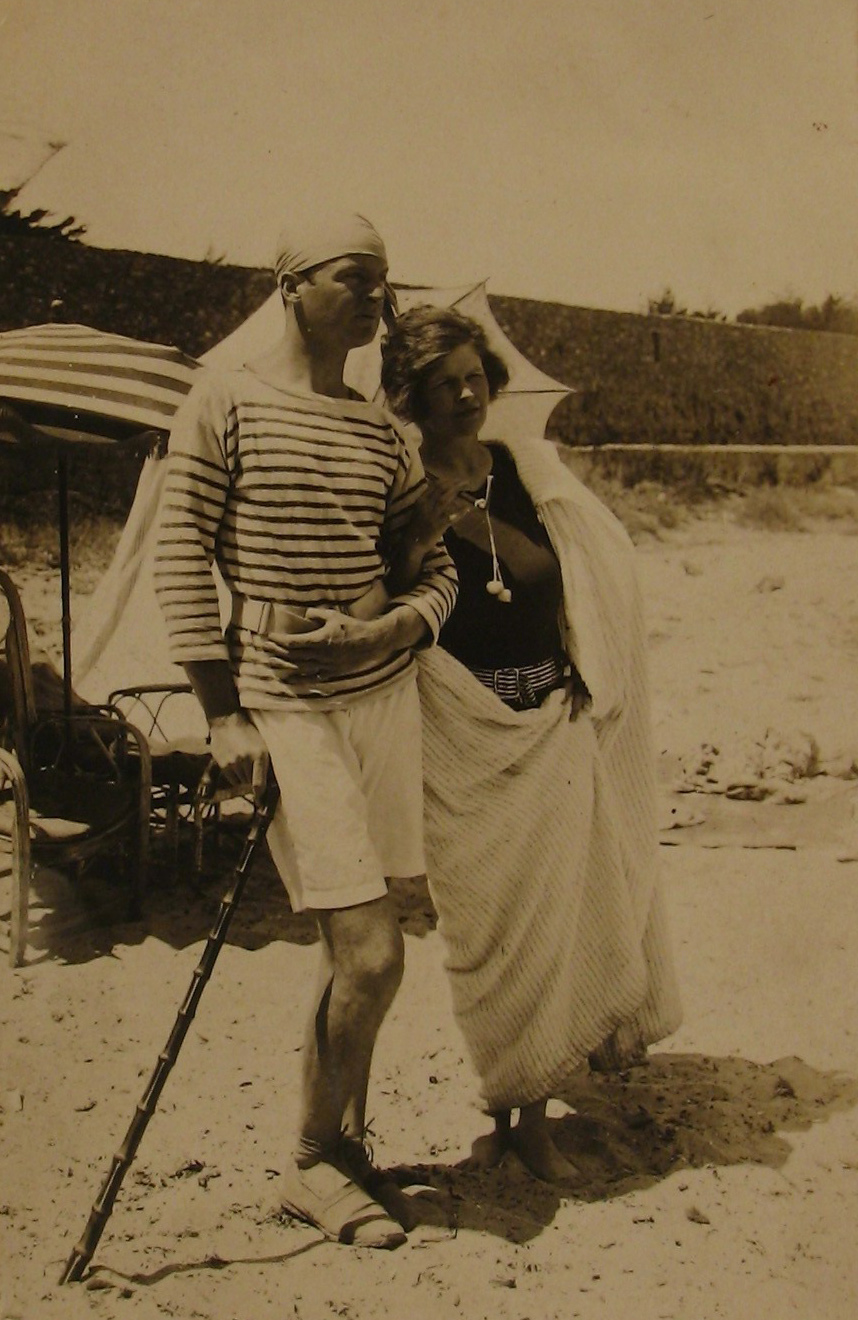 https://upload.wikimedia.org/wikipedia/commons/c/c1/Gerald_and_Sara_Murphy_at_Cap_d%E2%80%99Antibes_beach%2C_1923.jpg