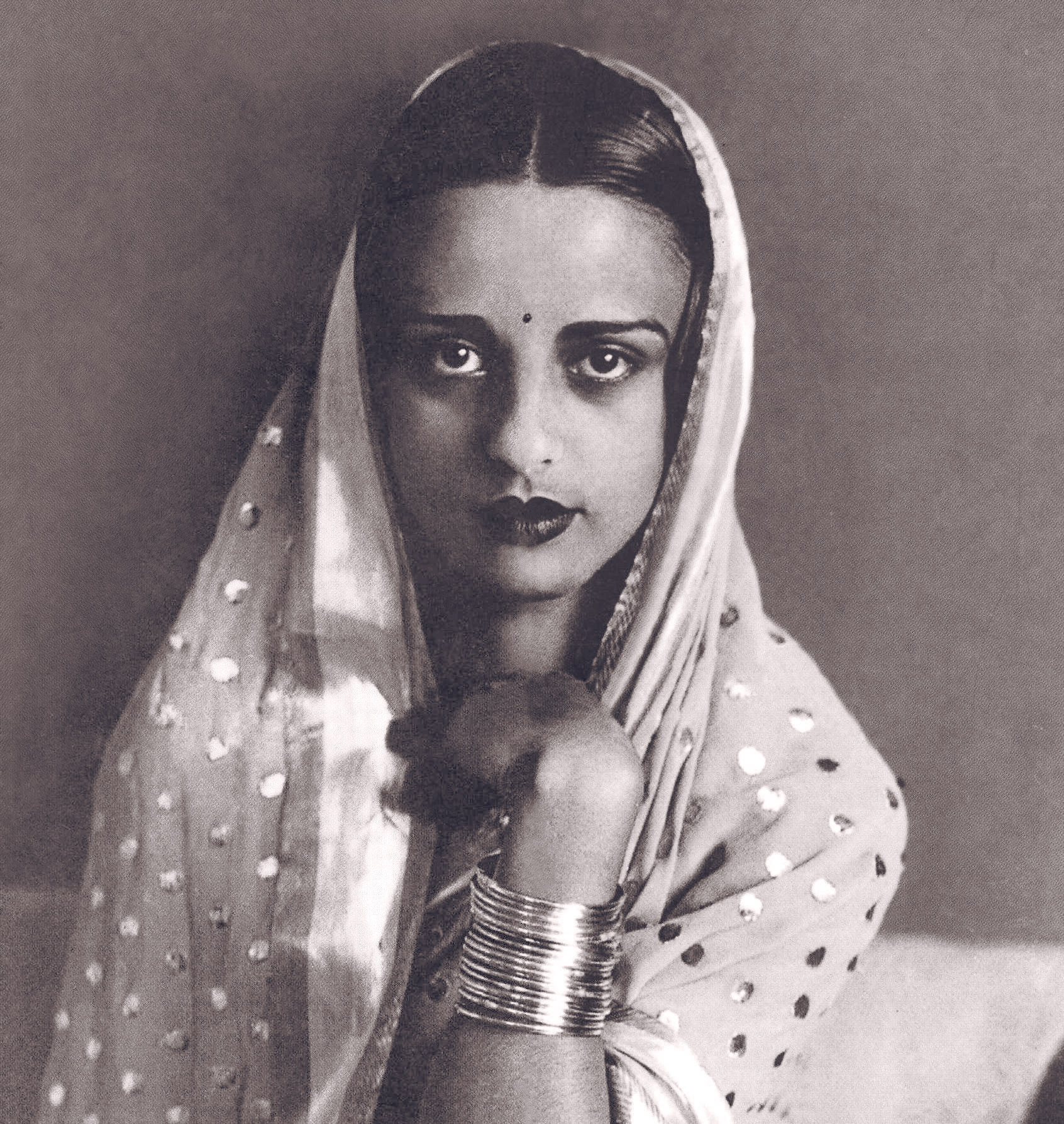 https://upload.wikimedia.org/wikipedia/commons/9/91/Amrita_Sher-Gil_2.jpg