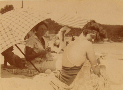 https://upload.wikimedia.org/wikipedia/commons/0/0c/Sara_Murphy_wearing_pearls_at_Cap_d%E2%80%99Antibes_beach%2C_1923.jpg