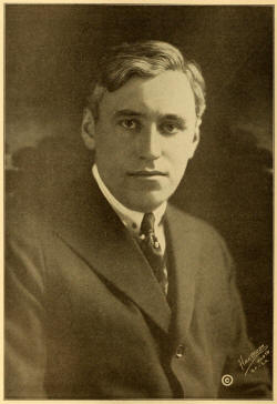 https://upload.wikimedia.org/wikipedia/commons/c/cb/Mack_Sennett_1916.jpg