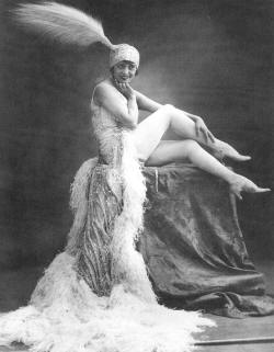 https://upload.wikimedia.org/wikipedia/commons/9/95/Mistinguett_Moulin_Rouge.jpg