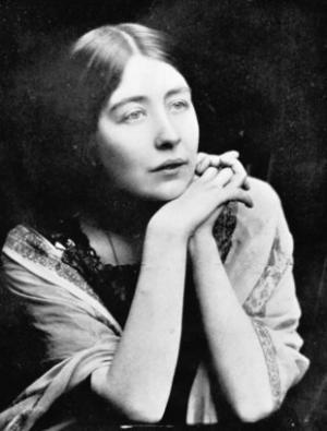 https://upload.wikimedia.org/wikipedia/commons/8/8c/Sylvia-Pankhurst_1.jpg