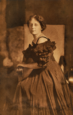 https://upload.wikimedia.org/wikipedia/commons/0/06/Young_Ethel_Myers_-New_York_1900.png