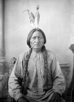 https://upload.wikimedia.org/wikipedia/commons/3/3f/Sitting_Bull_by_D_F_Barry_ca_1883_Dakota_Territory.jpg