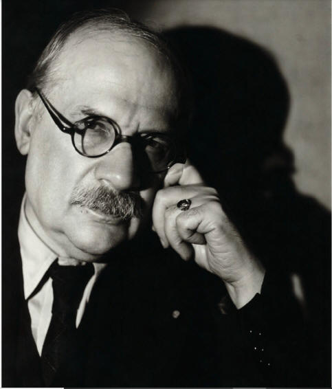 Alexandre Benois

by Gordon Anthony
modern bromide print from original negative, 1937
16 in. x 12 in. (405 mm x 304 mm) image size
Purchased, 1988
Photographs Collection
NPG x44781